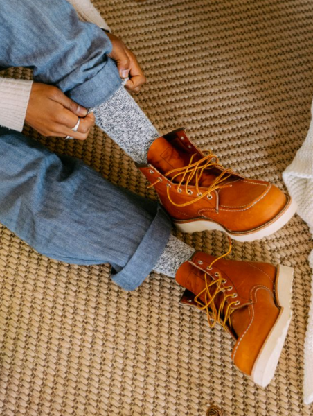 Red Wing Cotton Ragg Crew Socks Carolina Blue 97656 Socken hellblau mit Schuhen